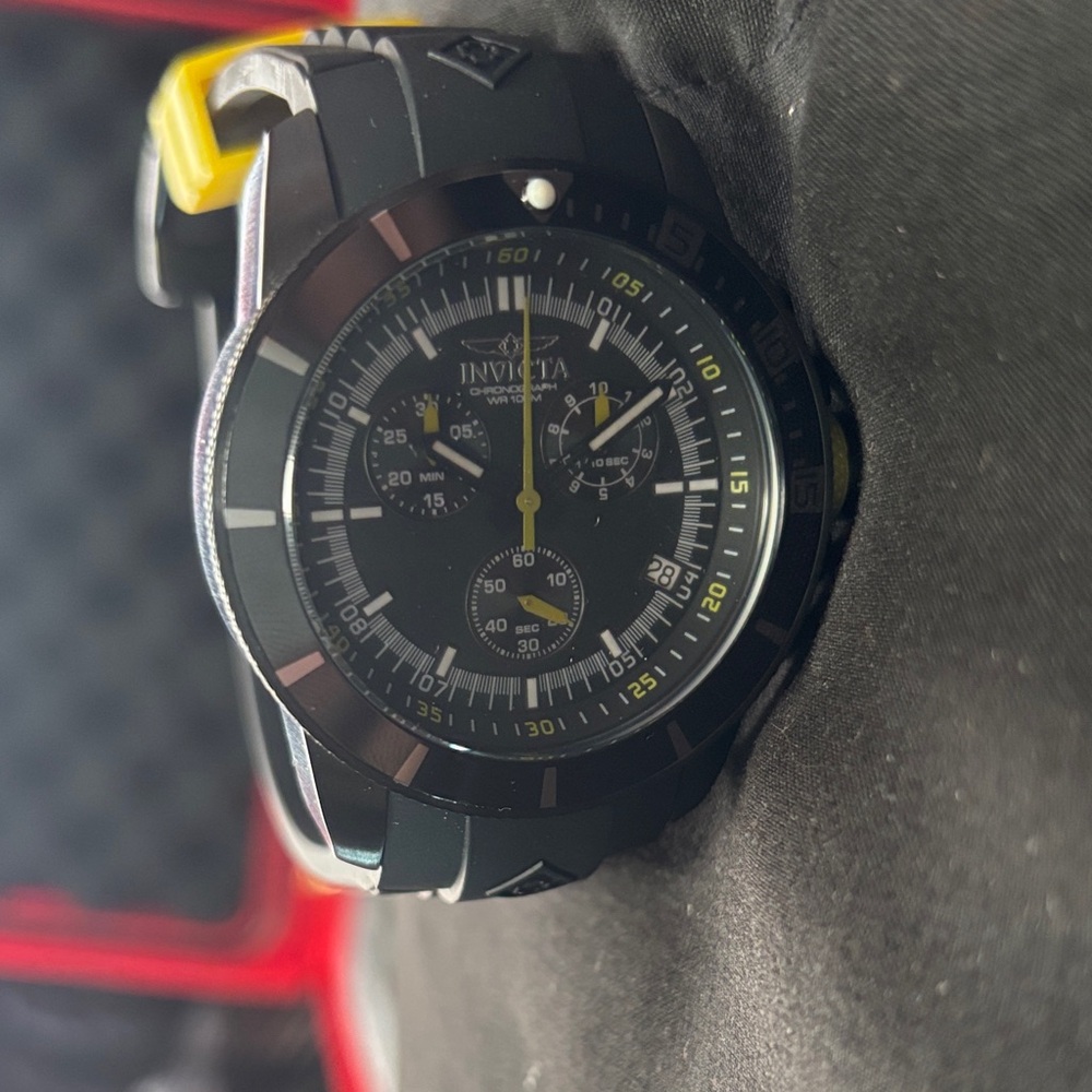 Invicta 11748 Pro Diver – 46 mm Quartz, Black Dial & Black/Yellow Silicone Strap